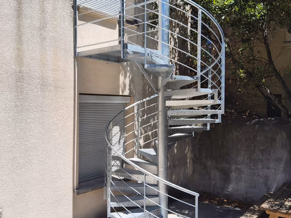 Escalier colimaçon métallique hélicoïdal extérieur pour accès façade