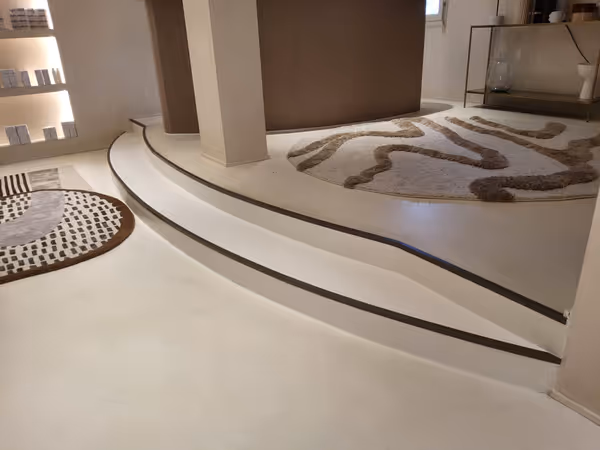 Pièces métalliques de nez de marche sur-mesure sur un escalier en béton