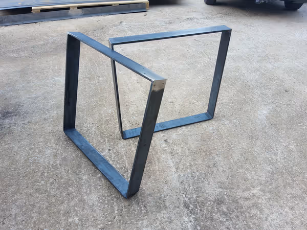Pieds de table en profilés d'acier brut soudés avec vernis de protection