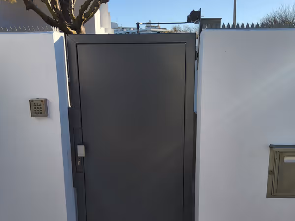 Portillon de jardin moderne en acier gris anthracite avec serrure intégrée